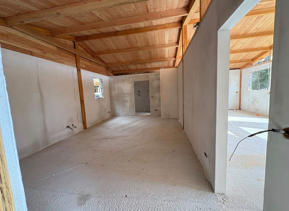 Gestucte binnenwanden in een nieuwbouwwoning met houten balken